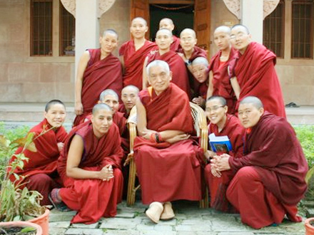De nieuwe gompa van de Kopan Nunnery in opbouw